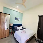 Home Escape 2Bhk Apartment Near Bombay Hospital